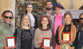 UKU sosyal ve kulturel etkınlık sanatcılarına tesekkur plaketı